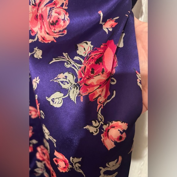 Solange Satin Robe. Sz 22/28 with inside tie and side pockets. - Picture 7 of 9